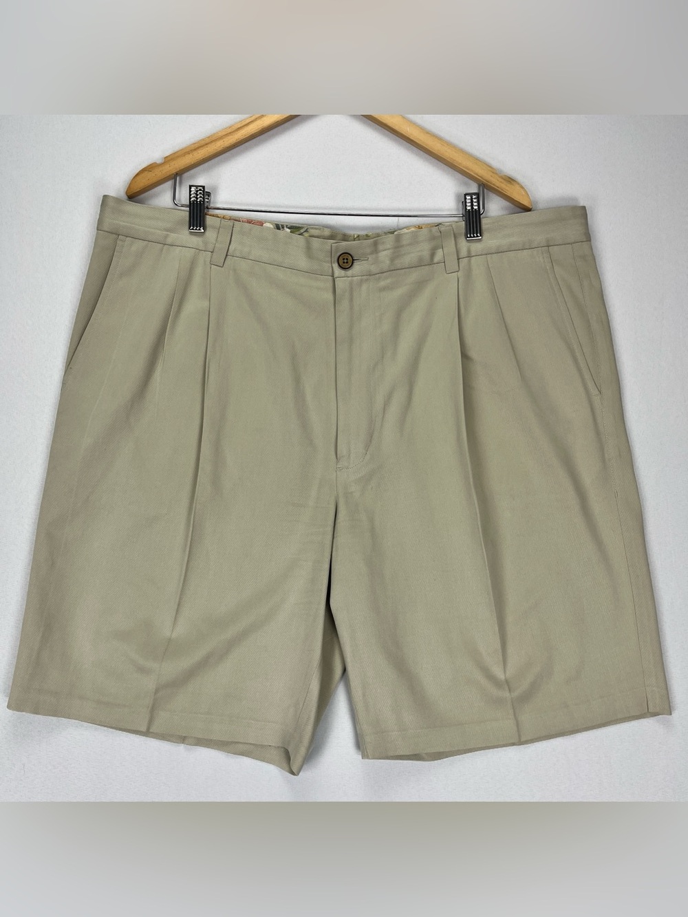 Tommy Bahama Silk Blend Shorts Men’s Size 42 Beige 9” Length